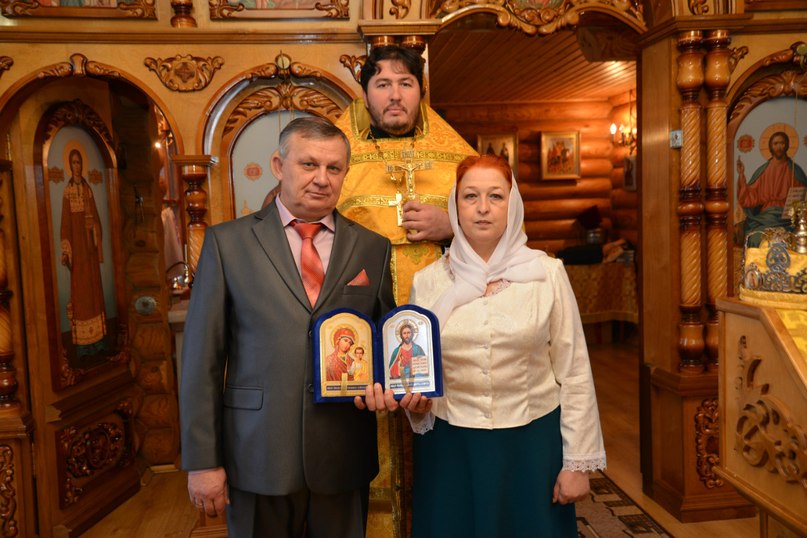 Песни в золоченой церкви. В золочёной церкви нас. Белый день в золоченой церкви нас с тобой венчали.